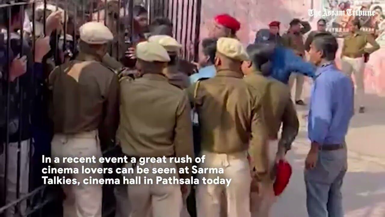 Pathsala: Fans create ruckus at movie theatre to watch Pathaan